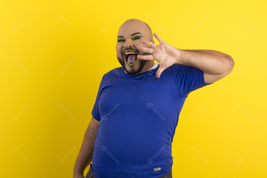 Jovem feliz com gesto de mão aberta