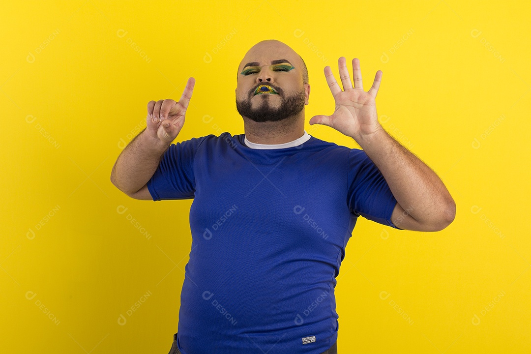 Jovem com pose e gesto de seis nas mãos