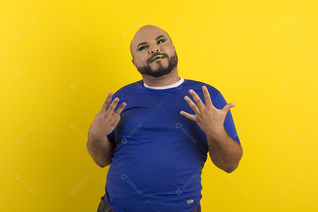 Jovem gay maquiado com pose de oito nas mãos