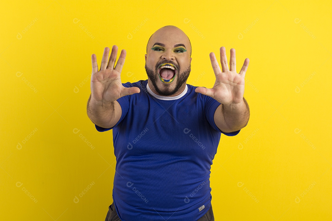 Jovem feliz com mãos pra frente