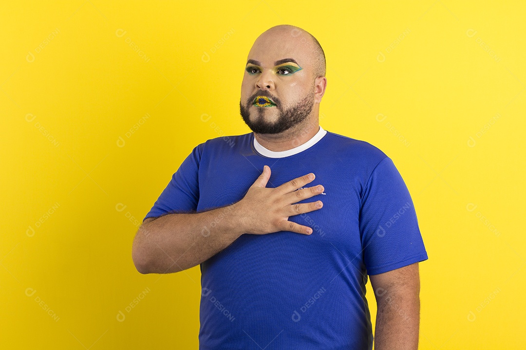 Um jovem maquiado com mãos no peito