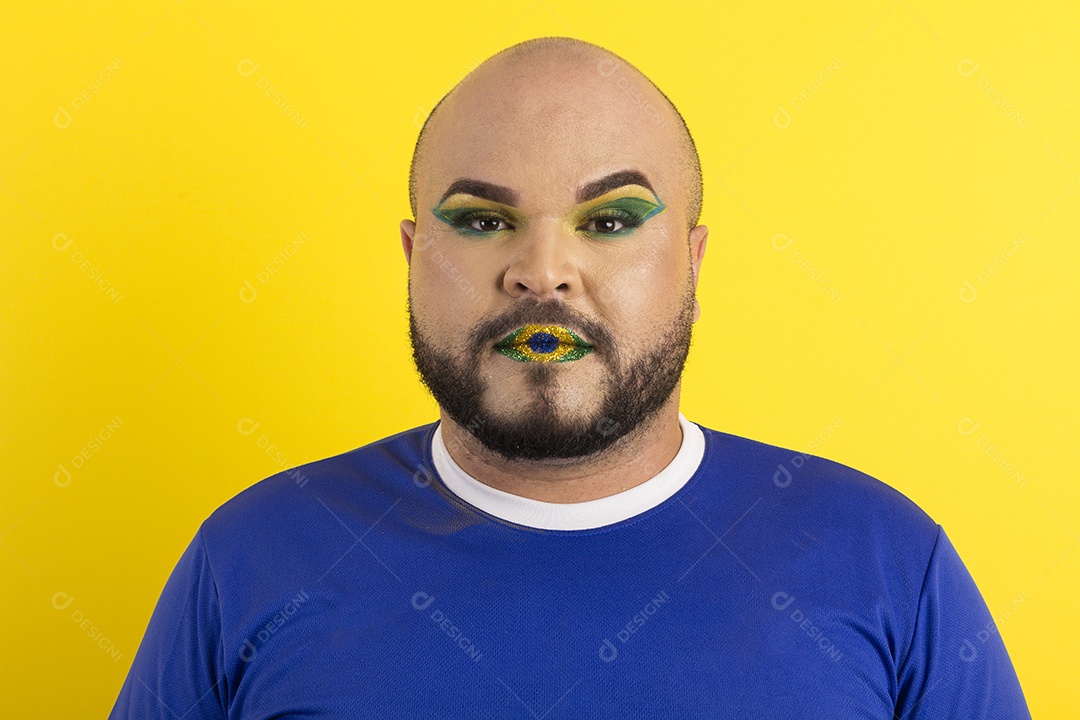 Jovem maquiado lindo com pose olhando para o lado