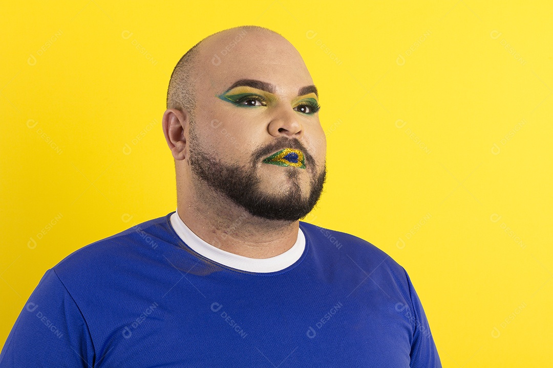 Um jovem gay feliz maquiado com camiseta azul