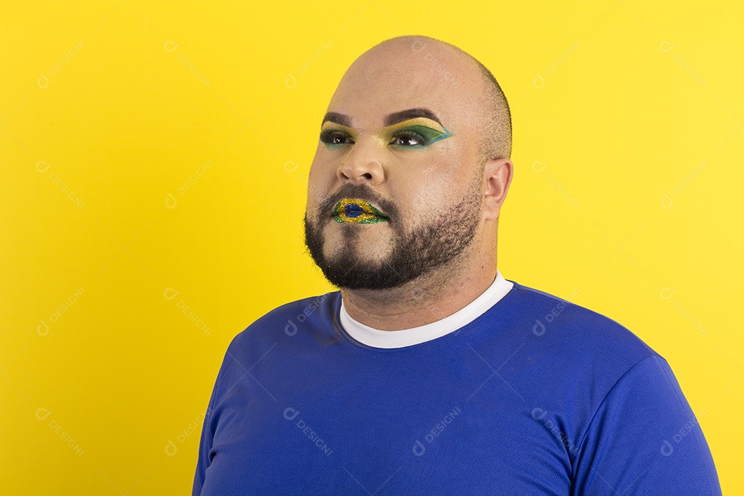 Jovem maquiado lindo com pose olhando para o lado