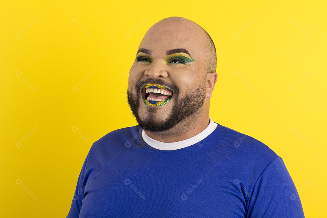 Um jovem gay bonito maquiado muito feliz