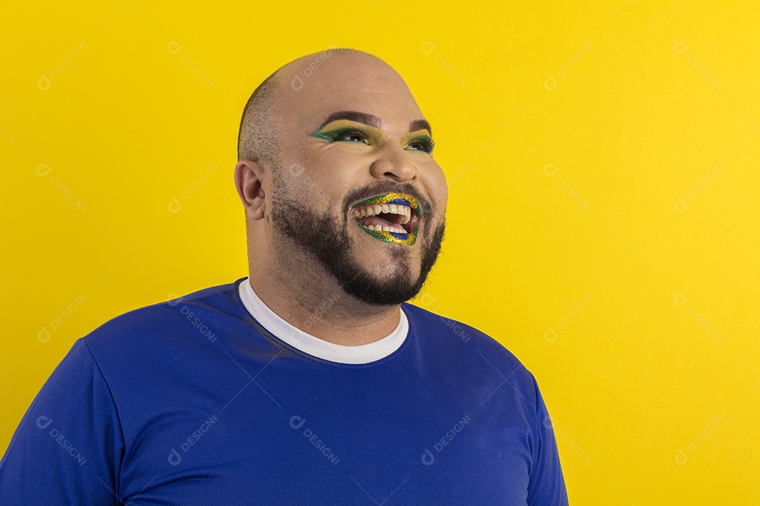 Um jovem gay bonito maquiado muito feliz