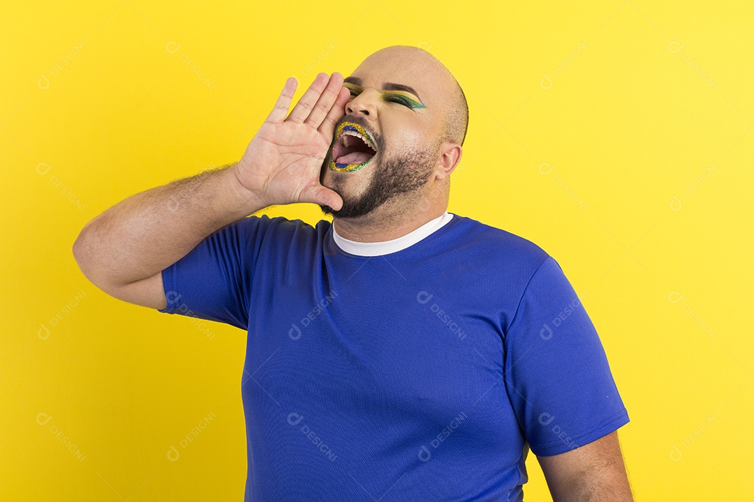 Lindo gay fofo maquiado com gesto de gritar