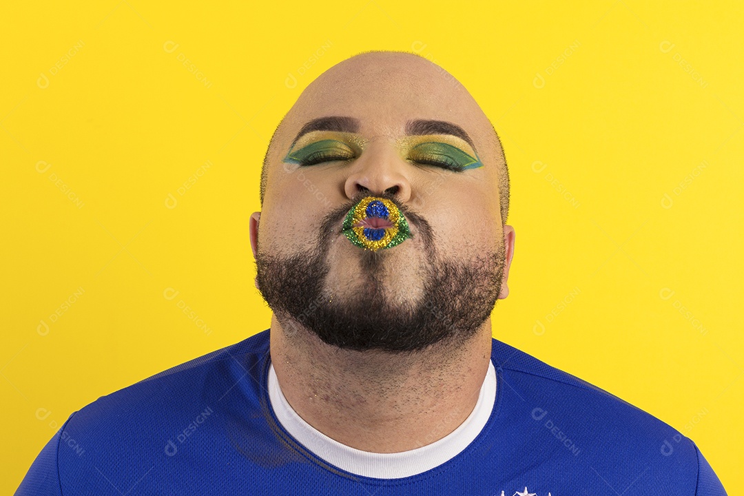 Jovem gay fofo fazendo pose