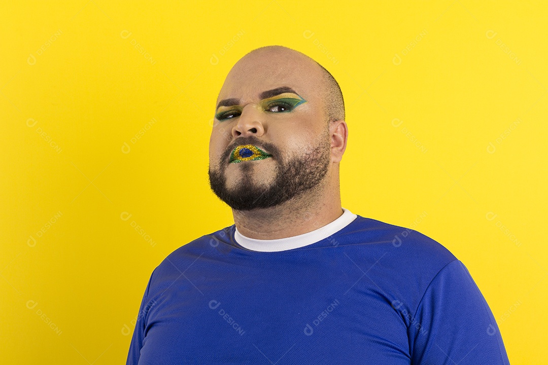 Jovem gay maquiado com feição seria