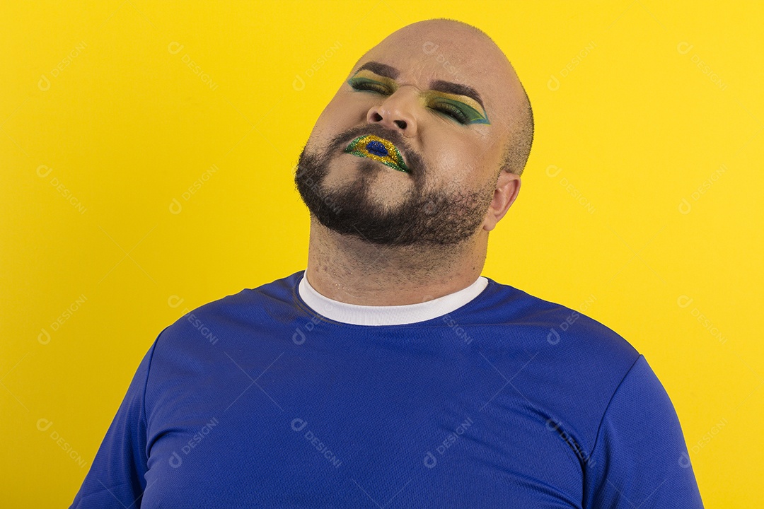 Jovem com gesto de pose maquiado