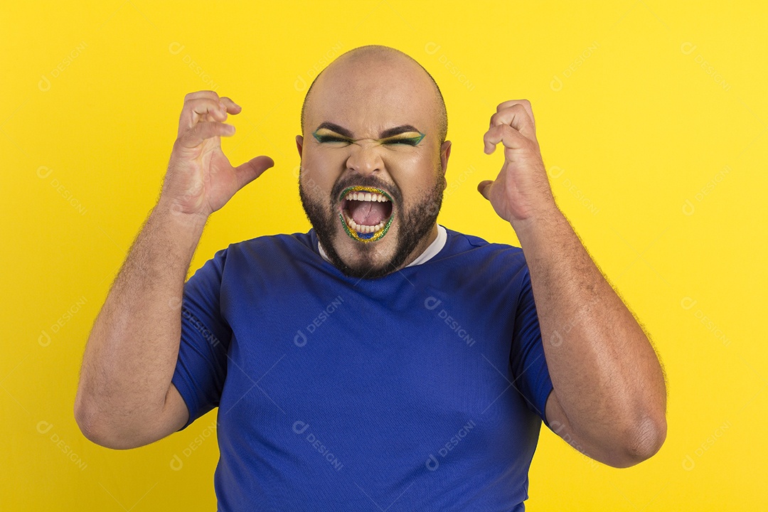 Jovem gay maquiado usando camiseta do brasil com gesto de nervoso