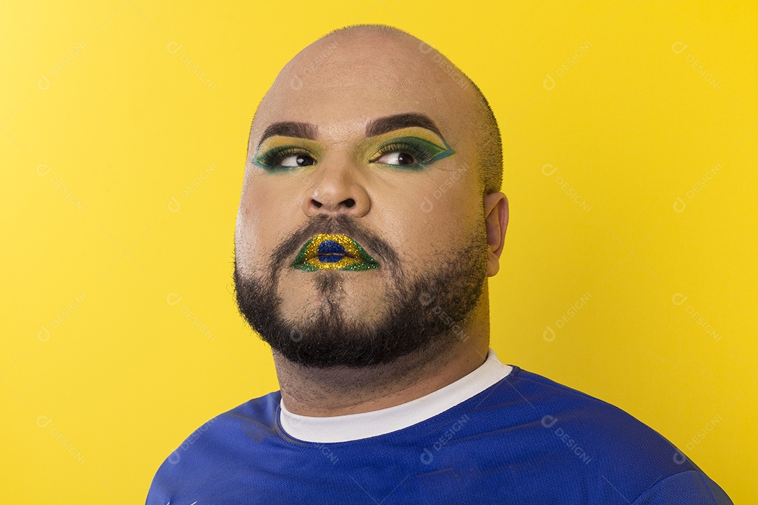 Jovem gay maquiado usando camiseta do brasil