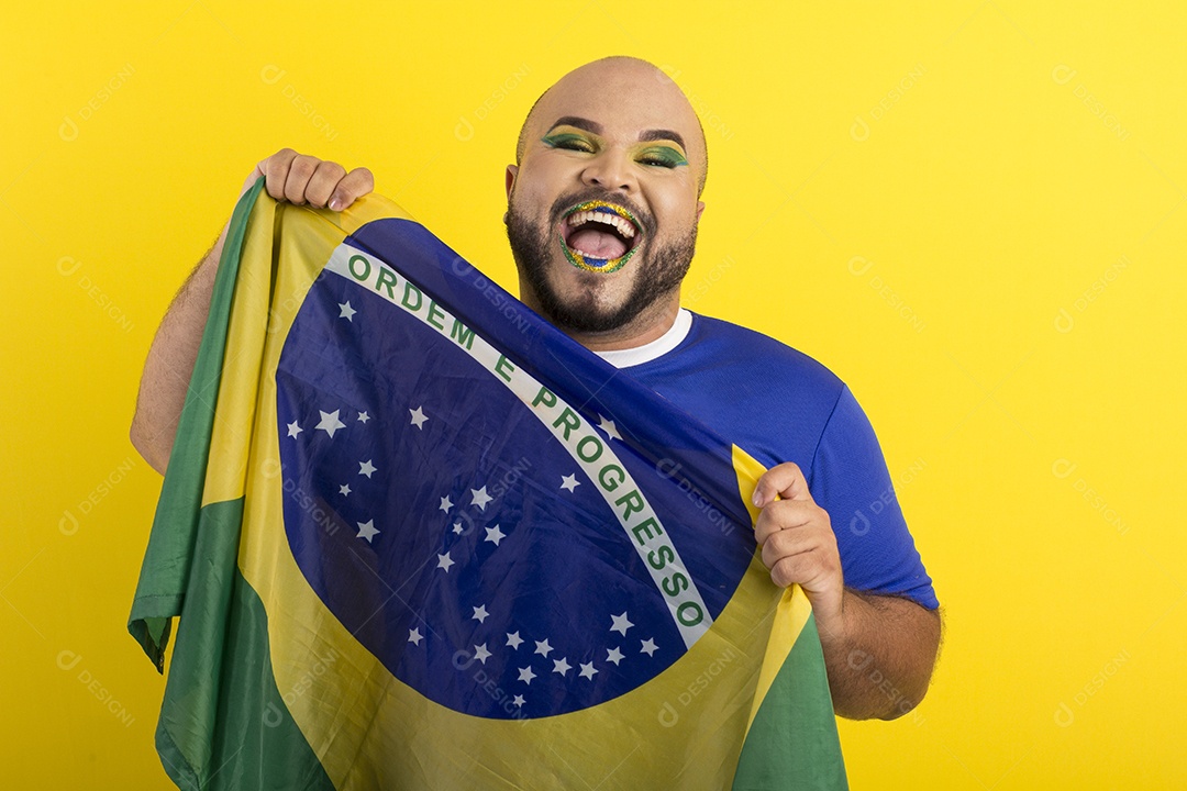Jovem fofo gay feliz com bandeira do brasil