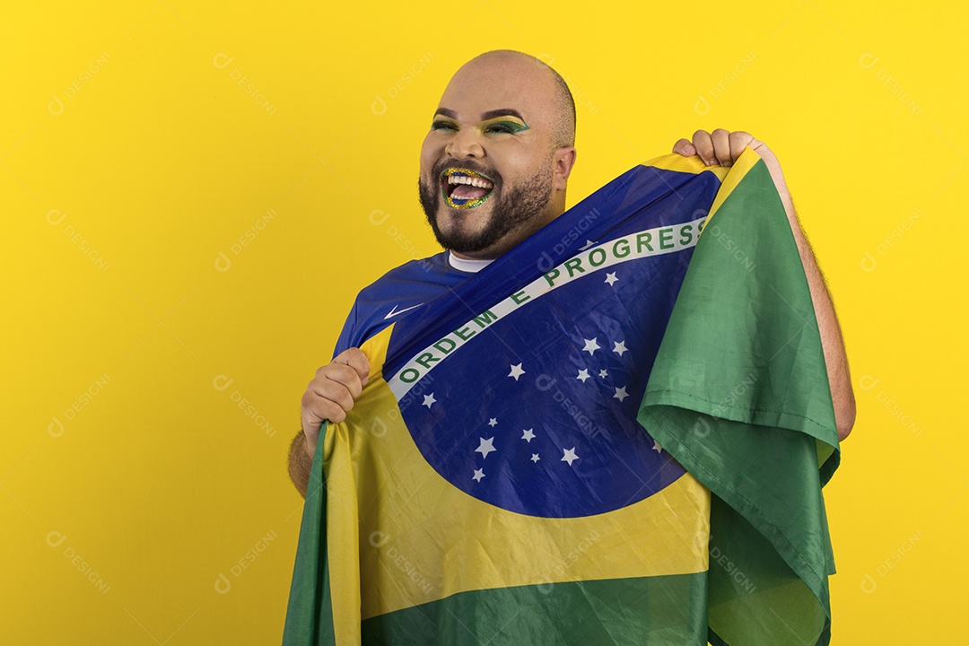 Jovem lindo gay feliz torcendo para o brasil