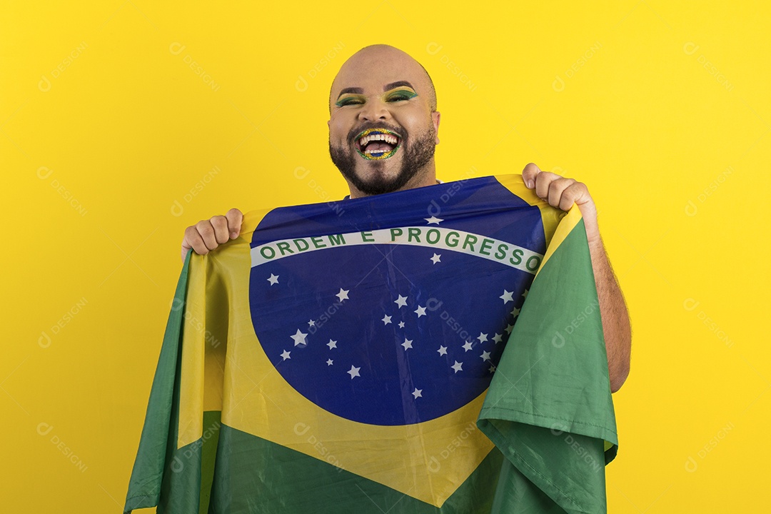 Jovem gay feliz segurando bandeira do brasil