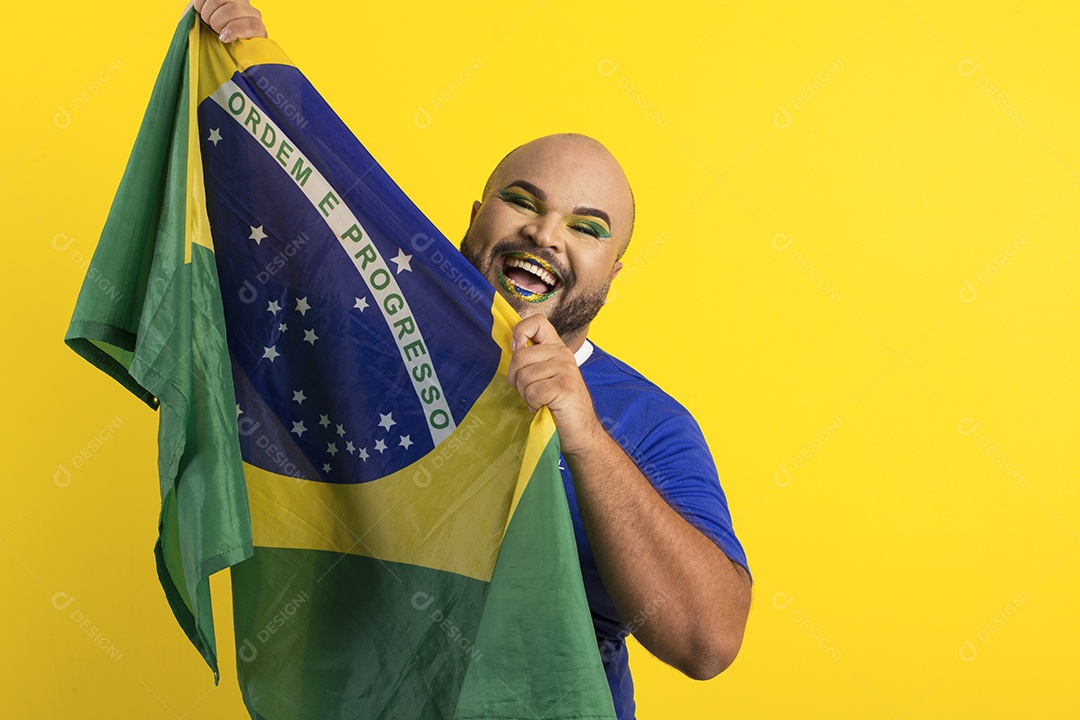 Jovem gay fofo e feliz segurando bandeira do brasil