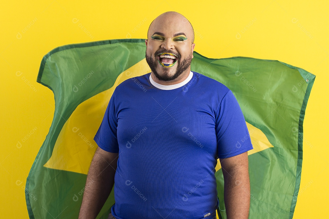 Jovem gay feliz com bandeira do brasil de fundo