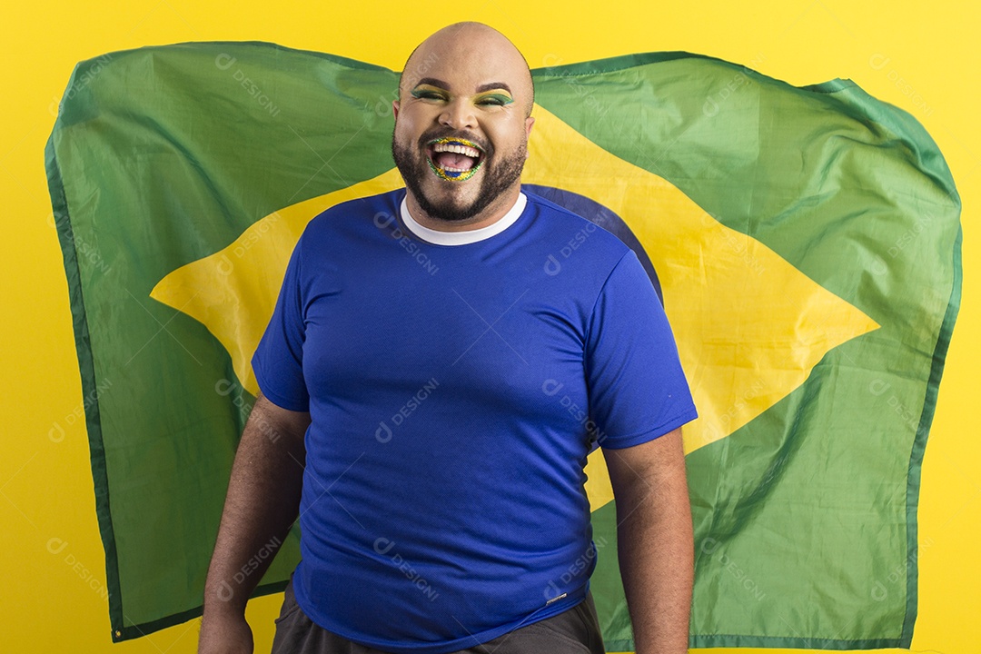 Homem gay lindo e feliz com bandeira do brasil atras