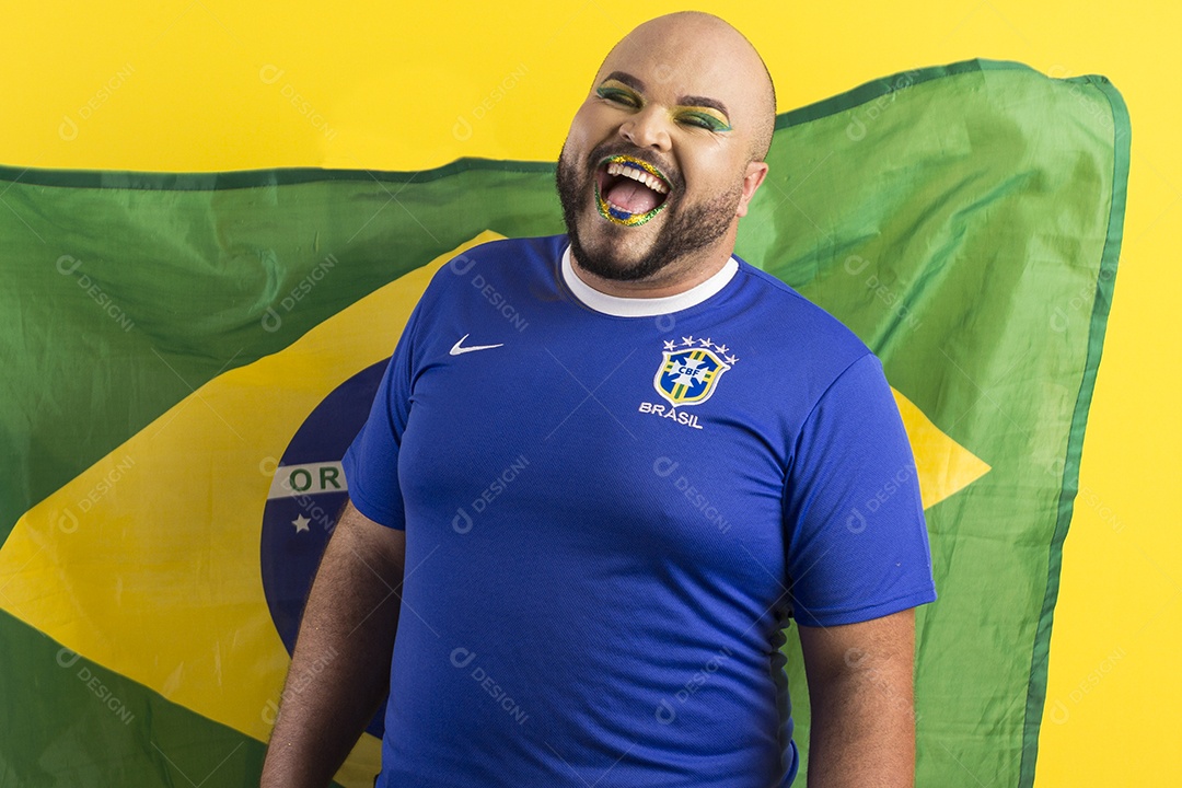 Jovem feliz com bandeira do brasil atrás