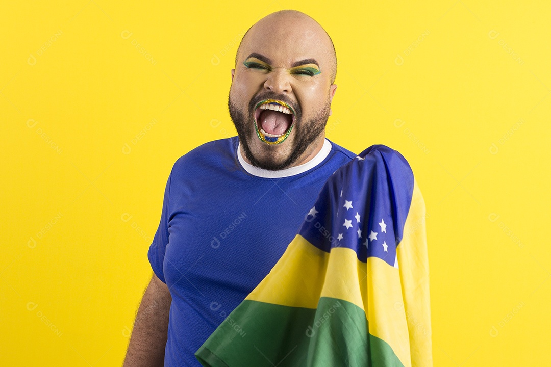 Jovem feliz gay com bandeira do brasil