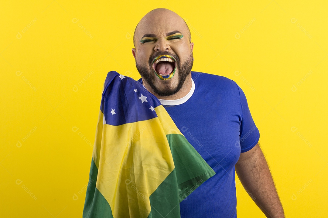 Jovem gay feliz comemorando jogo do brasil