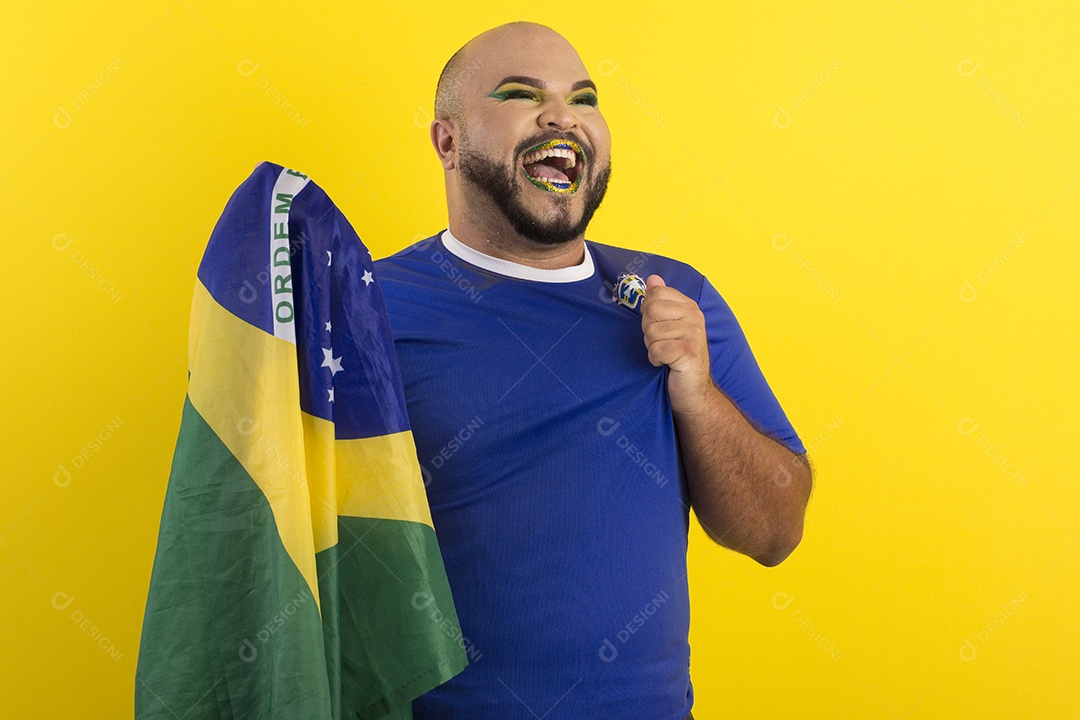 Jovem gay lindo maquiado feliz torcendo para o brasil