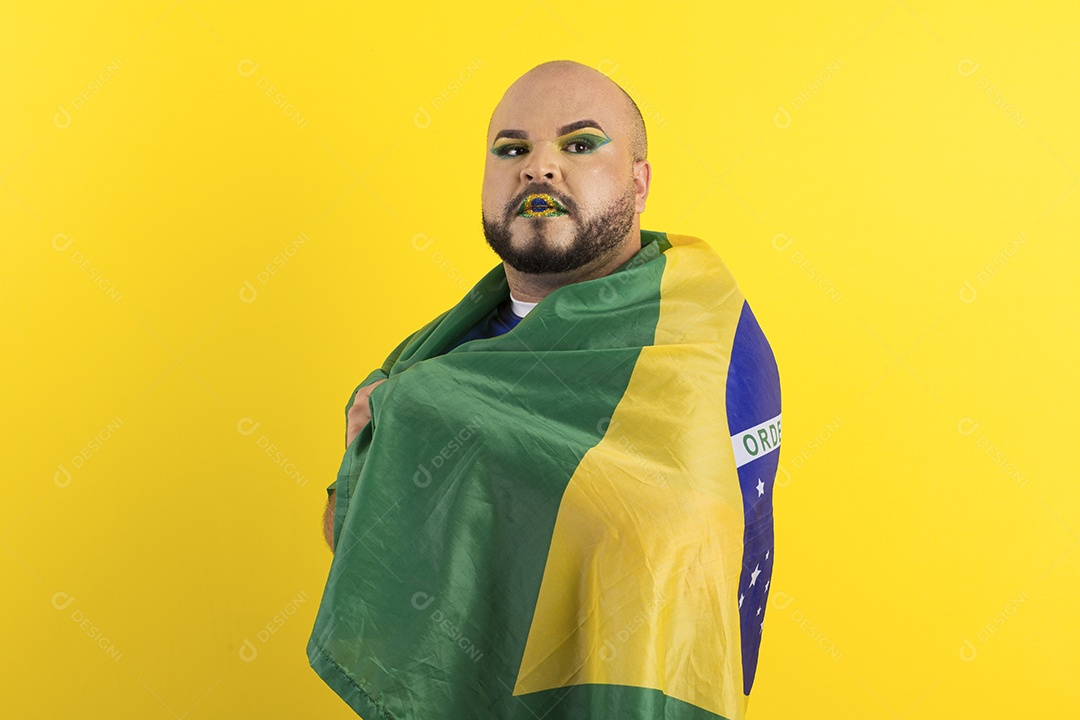 Jovem gay lindo usando bandeira do brasil
