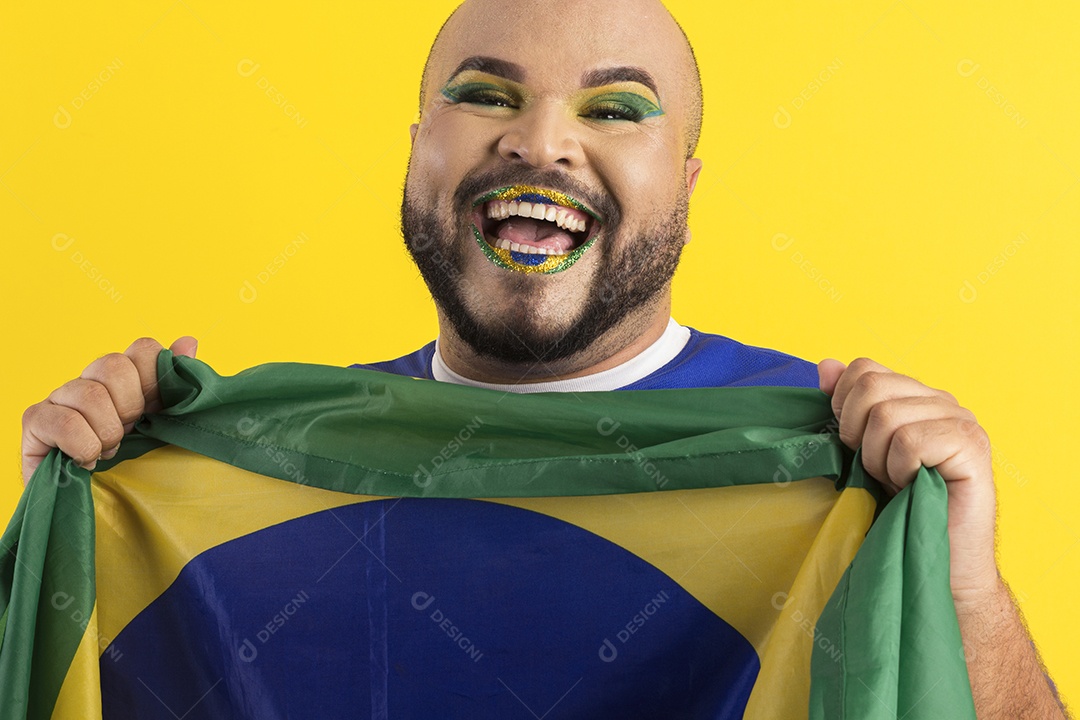 Jovem gay feliz com camiseta e bandeira do brasil