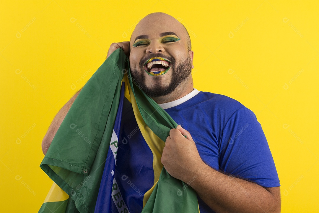 Homem gay feliz com camiseta e bandeira do brasil para o jogo