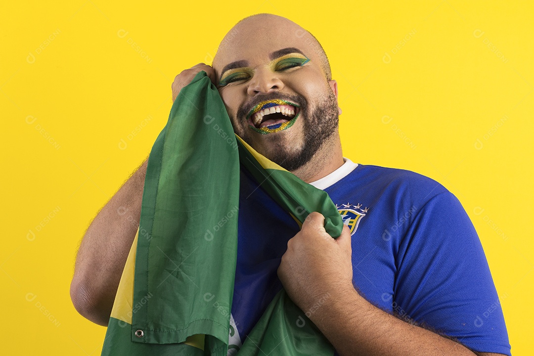 Um jovem gay feliz maquiado com bandeira do brasil