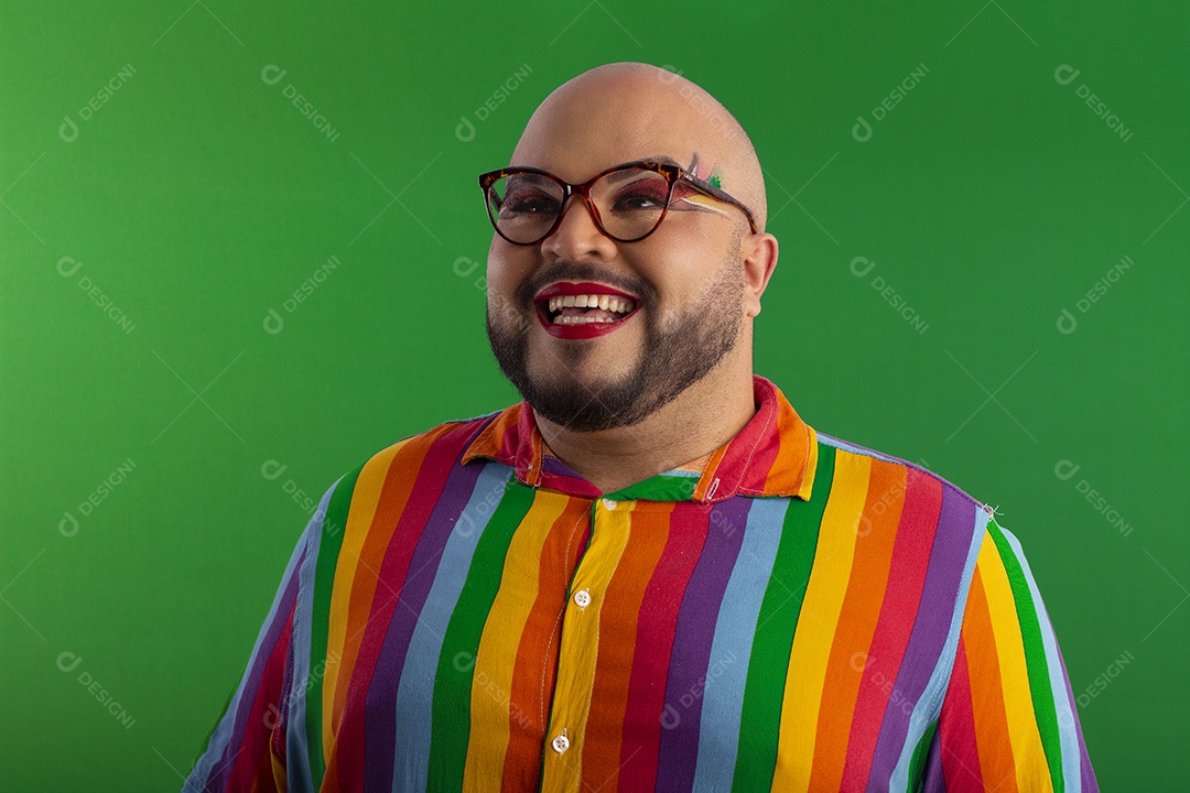 Jovem lindo gay feliz usando óculos e camiseta colorida