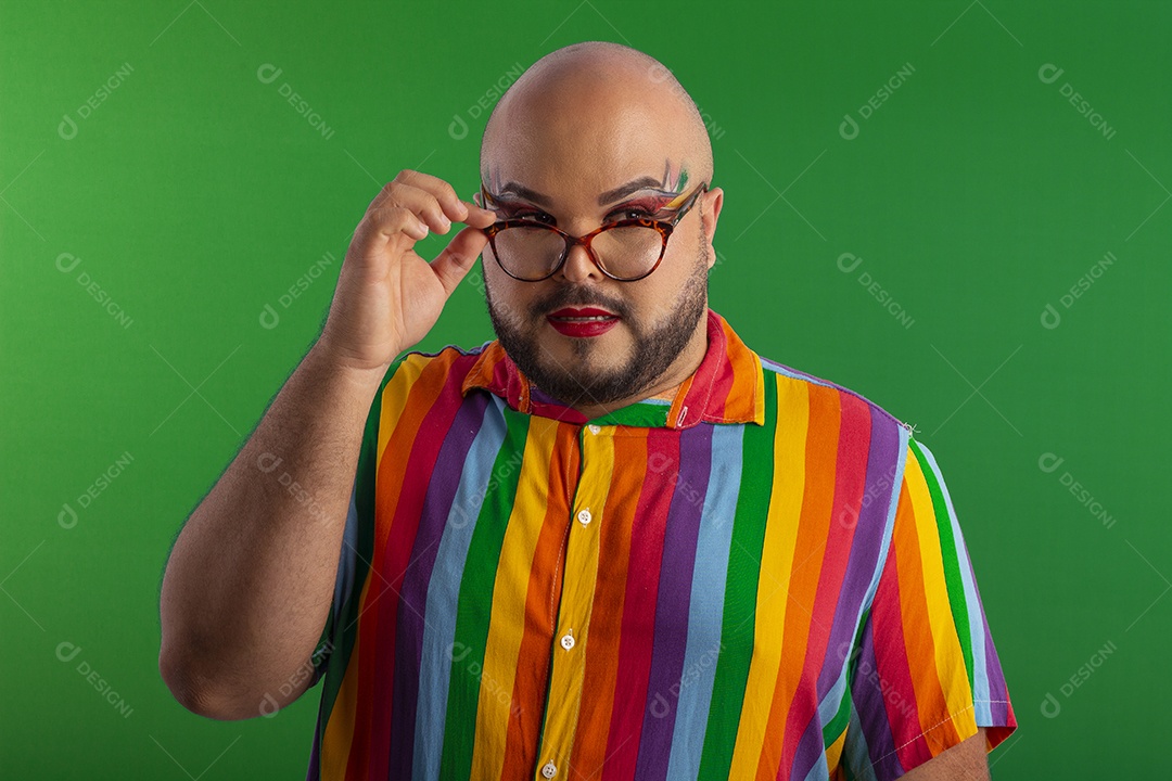 Lindo jovem gay usando óculos com camiseta colorida
