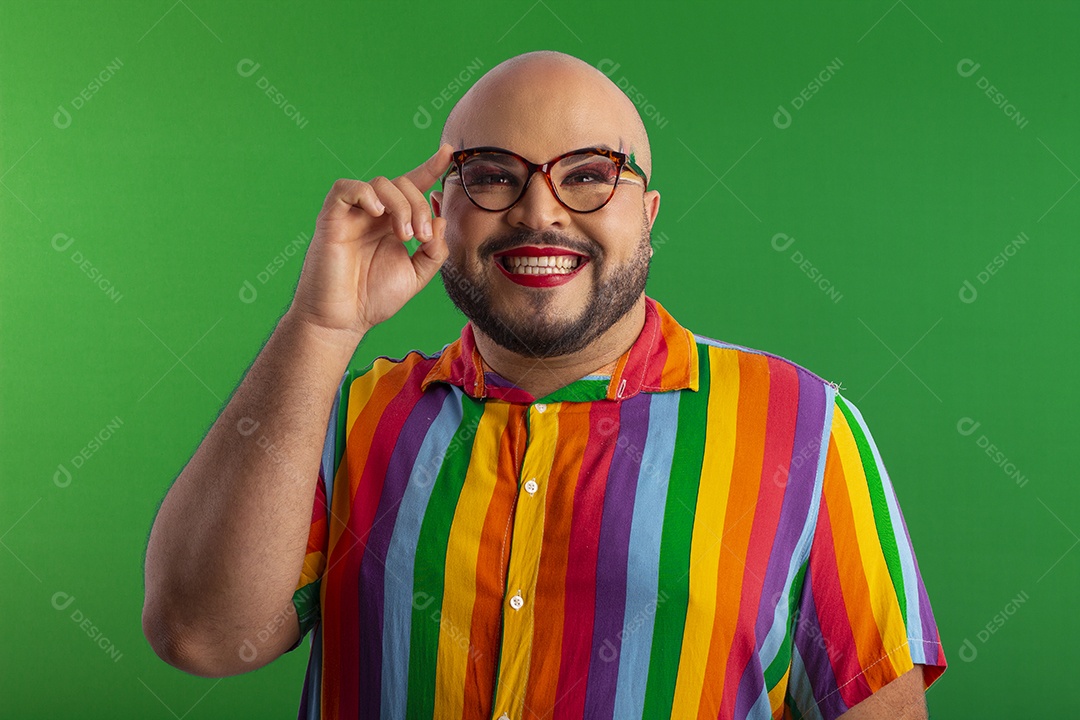 Lindo jovem gay usando óculos