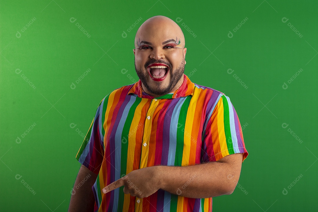 Jovem com camiseta colorida feliz