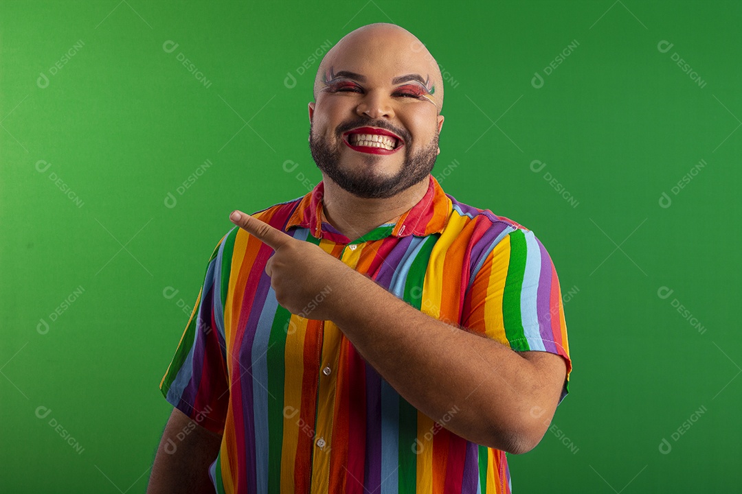 Homem com camiseta colorida representando comunidade LGBTQ