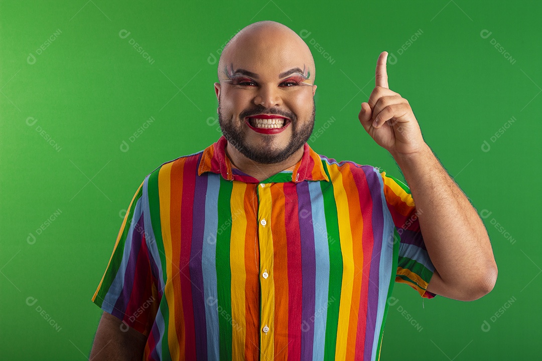 Homem gay feliz apontando para cima