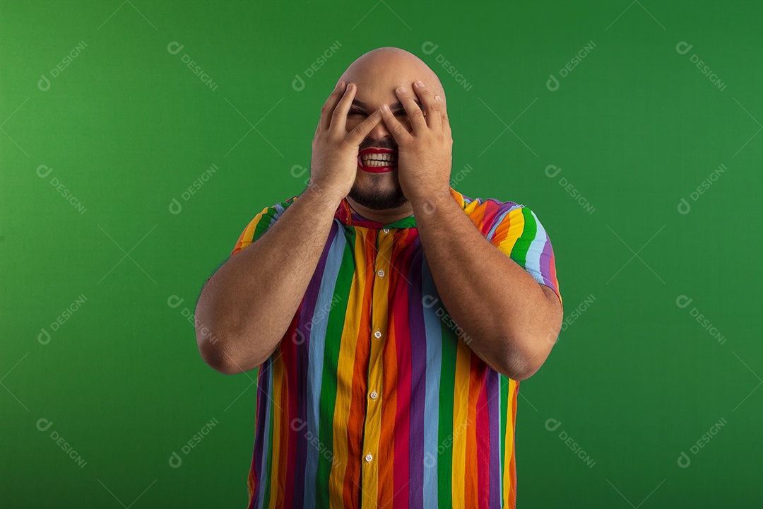 Jovem gay com mãos no rosto gesto de furioso