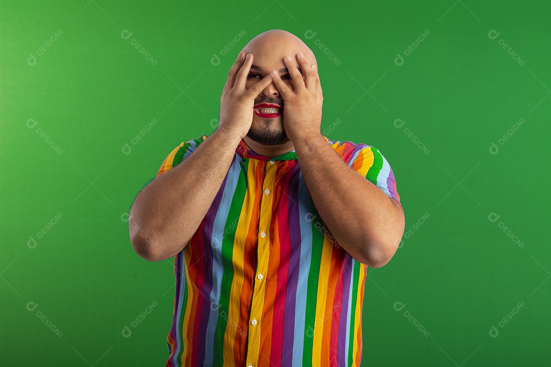 Jovem gay com mãos no rosto gesto de furioso
