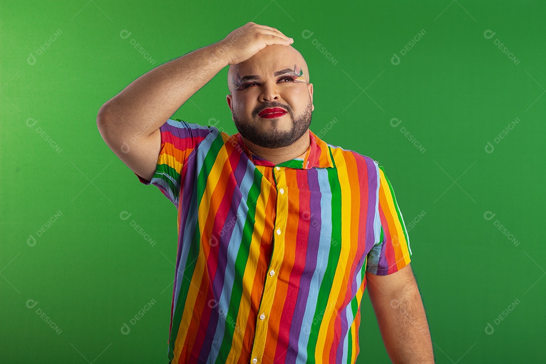 Homem gay com mãos na cabeça gesto de preocupado