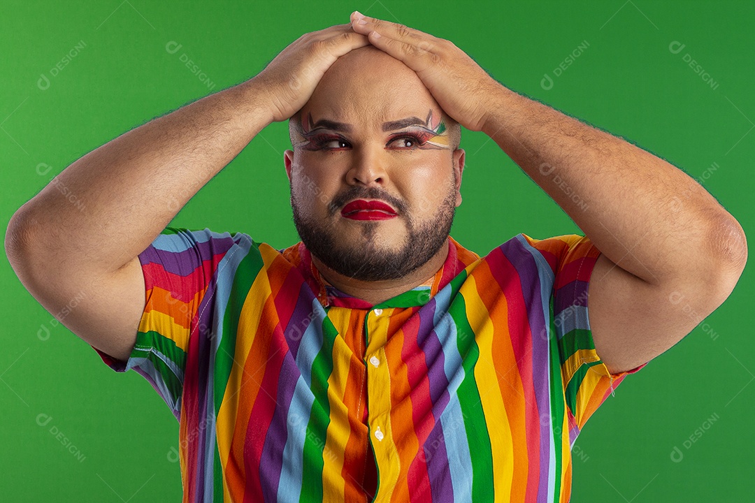 Homem gay com mãos na cabeça gesto de preocupado