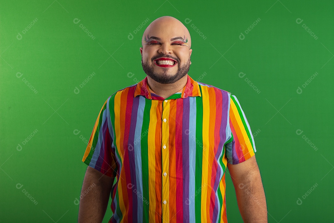 Jovem gay maquiado com gesto de feliz