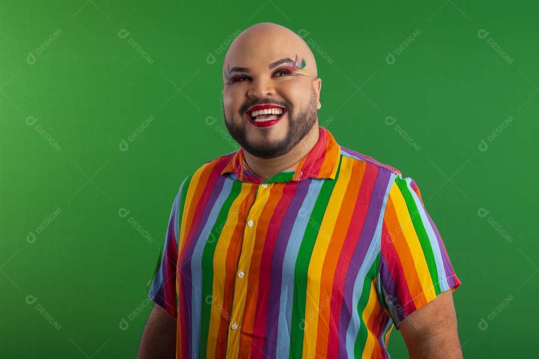 Jovem usando camiseta colorida e maquiagem lindo sorrindo