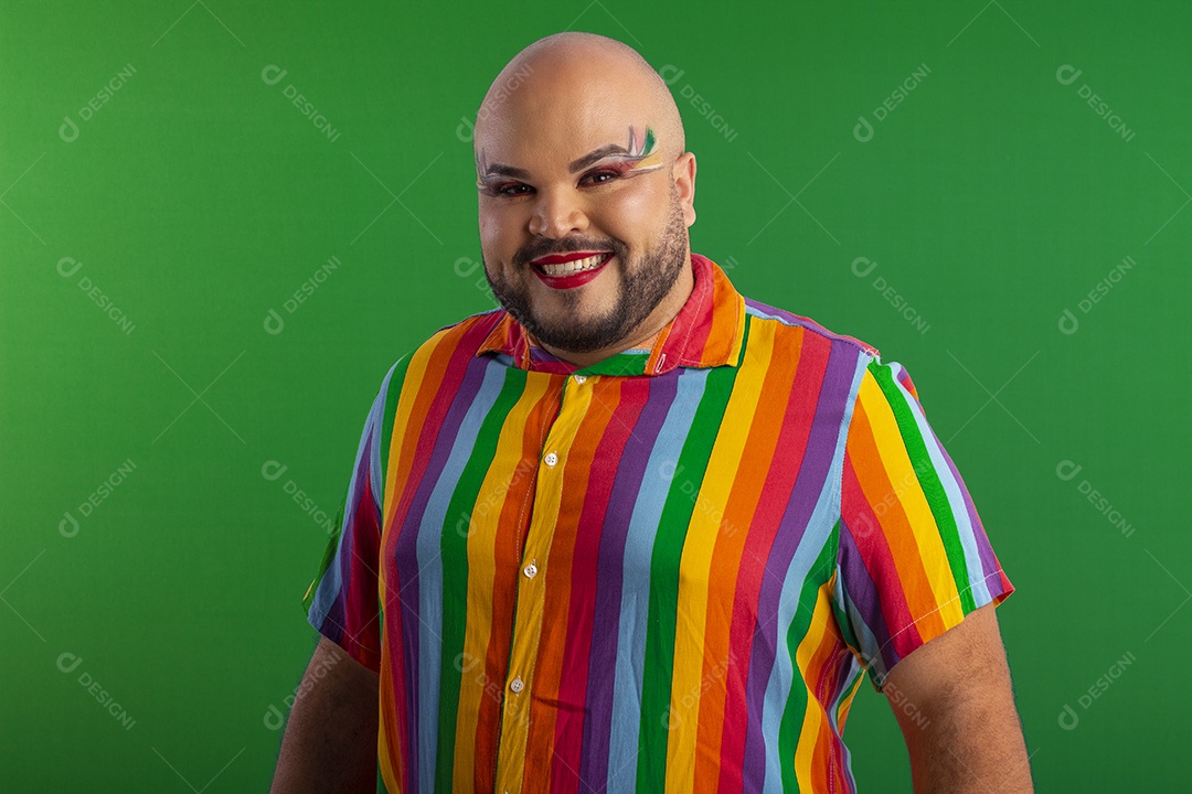 Homem gay com camiseta colorida e maquiado sorrindo