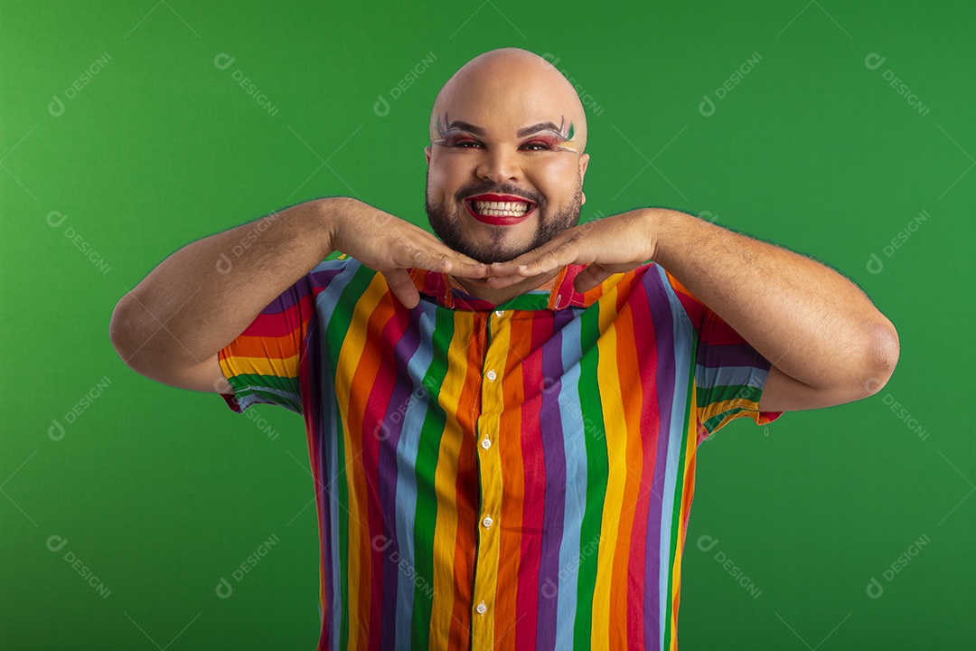 Um jovem gay feliz maquiado com camiseta colorida