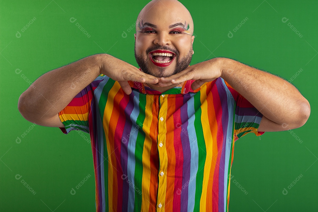Um jovem gay feliz maquiado com camiseta colorida