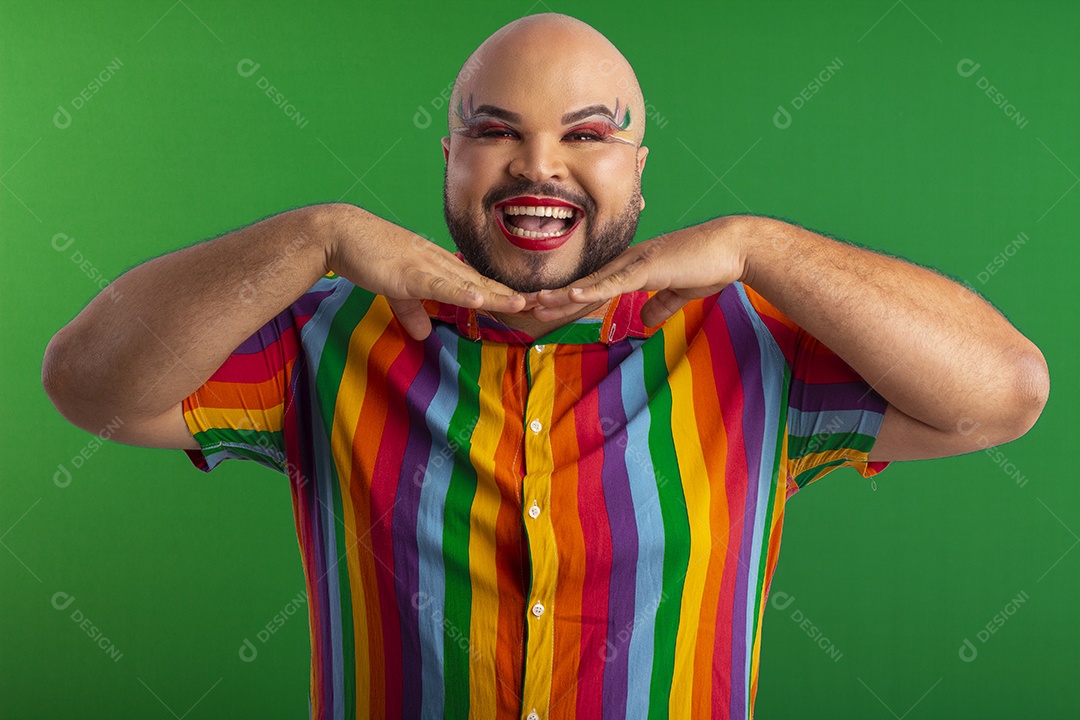 Um jovem gay feliz maquiado com camiseta colorida