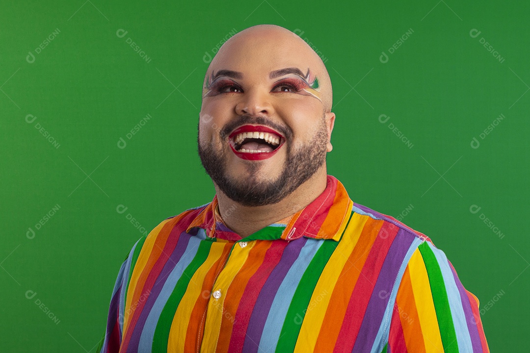 Um jovem homem gay maquiado com camiseta colorida