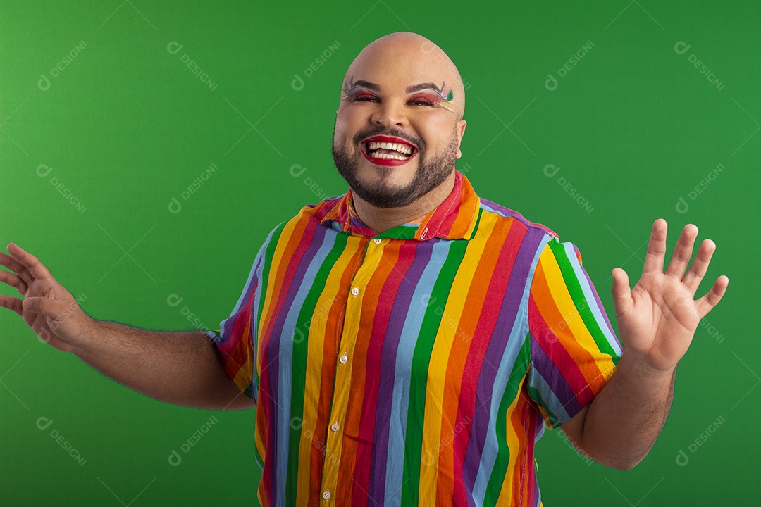 Jovem gay maquiado com camiseta colorida