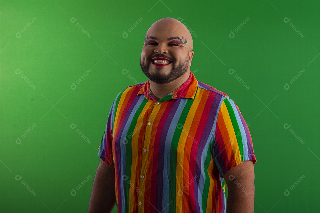 Jovem gay maquiado com gesto de feliz