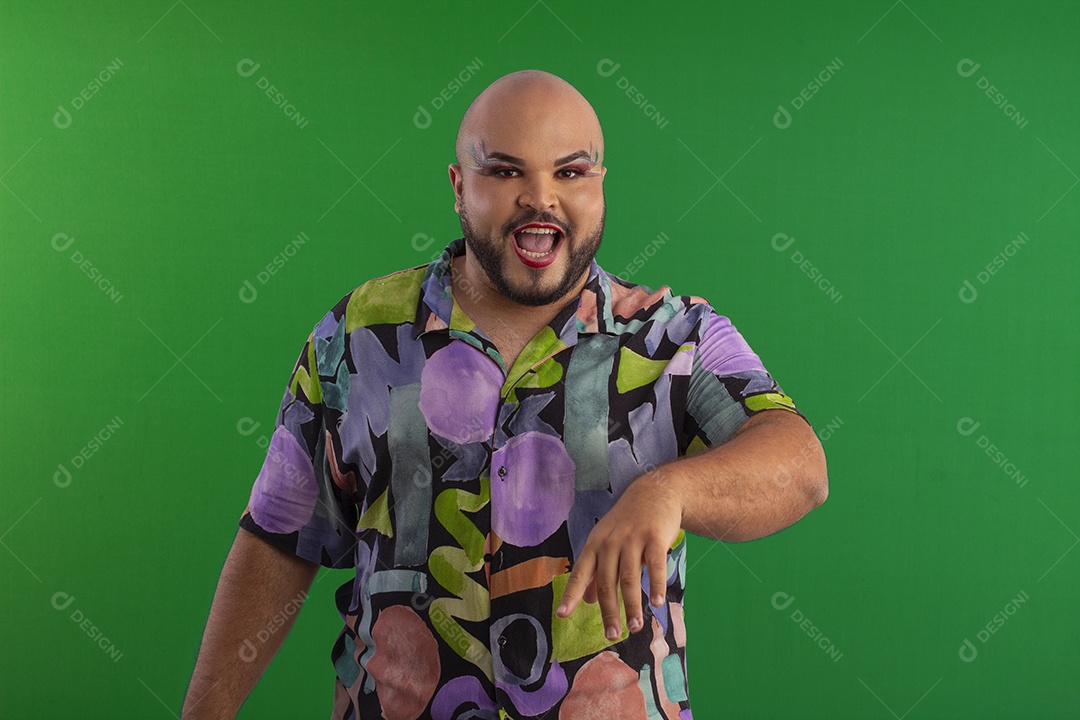 Um homem gay maquiado e com poses para foto